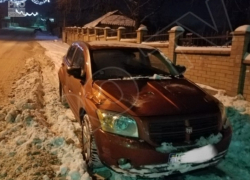 В Колонице мужчина порубил топором машину сожительницы