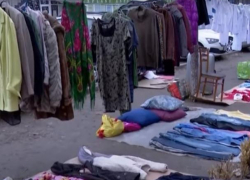 Несмотря на мороз, сотни людей выносят из дома последнее и распродают все у ЖД-вокзала