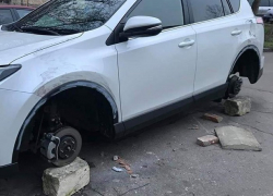 Издевательства над автомобилями совершили бандиты на Ботанике и Рышкановке
