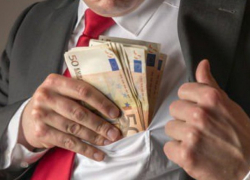 Трое мужчин предлагали фигурантам преступлений сексуального характера скостить срок за 55 тыс. леев