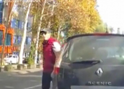 Двое водителей начали выяснять отношения прямо посреди дороги, все попало на видео