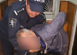 Вооруженный мужчина напал на продавцов магазина в Единцах