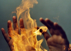 Мужчина поджег свою сожительницу, чтобы та закрыла рот