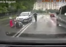 (18+) Водитель сбил мать и ребенка на зебре