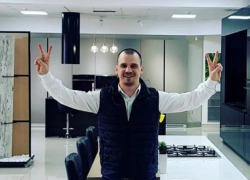 Появилось видео позорного бегства обвиняемого в крупном мошенничестве основателя Bismobil Kitchen 