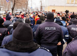 Полиция не позволила сотням пенсионеров мирно протестовать у парламента против индексации пенсий в два раза ниже инфляции