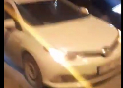 Пьяный водитель заснул в припаркованной посреди дороги машине