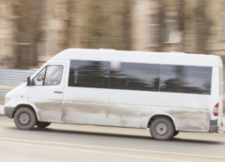 Столичные водители пассажирских маршруток проезжают на красный свет 