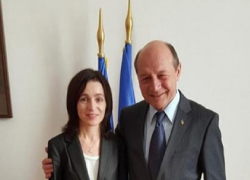 Санду готова вернуть молдавское гражданство Бэсеску