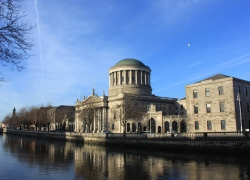 Деньги молдавской мафии конфисковали в Ирландии у курьера, прилетевшего из Барселоны