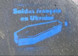 Граждан Молдовы уголовно осудили и крупно оштрафовали за граффити с гробами французских солдат