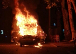 Автомобиль службы такси полностью сгорел на Буюканах