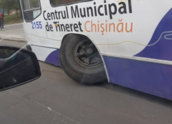 В Кишиневе у троллейбуса на ходу отлетело колесо