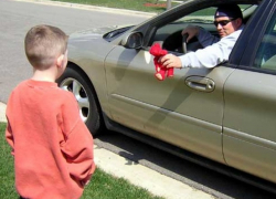 Похищение ребенка в Яловенах совершил мужчина, заманивший его в машину конфетами