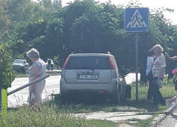 Машину с отказавшими тормозами автоледи удачно остановила о дерево в Кишиневе