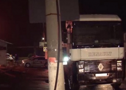 Незаконно управлявший фурой водитель сбил жителя столицы на пешеходном переходе 