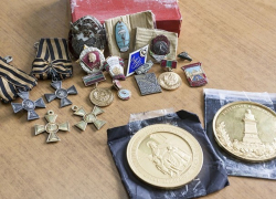 Молдаванин пытался провезти через границу России ордена и медали на полмиллиона рублей 