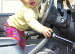 Двухлетний мальчик влез за руль и насмерть раздавил девочку в Оргеевском районе