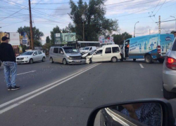 Из-за аварии в час пик в центре города образовались огромные пробки
