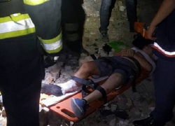 "В крайне тяжелом состоянии": школьник выпал из окна заброшенного дома на Ботанике