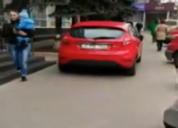 Автохам на тротуаре шокировал столичных пешеходов и попал на видео