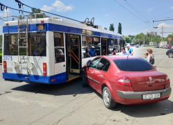 Легковой автомобиль и троллейбус столкнулись в Кишиневе