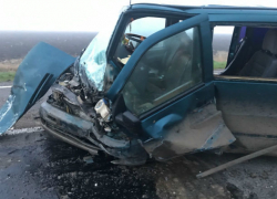 Смертельное лобовое столкновение микроавтобуса и легкового автомобиля произошло недалеко от Кишинева