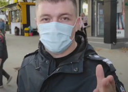 Активист поймал полицейского в кроссовках Nike, гонявшего бабушек на Буюканах