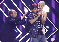 "Нацисты" жестоко избили активиста, сорвавшего шоу британской блондинки на "Евровидении-2018"