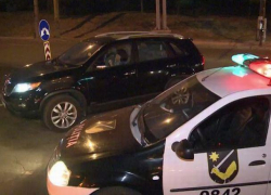 Сотрудница налоговой службы забаррикадировалась в автомобиле на пять часов, не желая подчиняться требованиям полиции