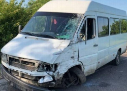 В Шолданештах столкнулись два микроавтобуса, свозивших "сторонников ДПМ" в Кишинёв