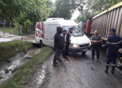 В Кагуле ливень оказался настолько сильным, что потоками воды с дороги смыло грузовик и микроавтобус
