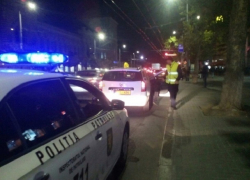 Вопиющий случай: очень пьяный таксист развозил пассажиров по центру Кишинева