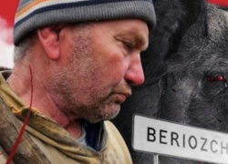 «Тащил раздетым по снегу»: соседи раскрыли прошлое фермера, подозреваемого в убийствах