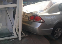 "Ездить не купил" - в Кишиневе женщина перепутала педали автомобиля и въехала в строение