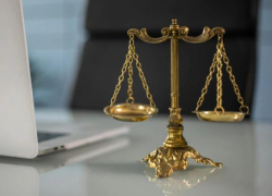 Нападение в кишинёвском суде: обвиняемый ударил судью газовым ключом прямо на заседании