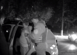 В столичном заведении мужчина приставил пистолет к голове одной из посетительниц, угрожая ее убить 