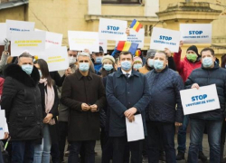 «Это переворот» - партия Бэсеску устроила протест в Бухаресте против расширяющих полномочия русского языка законов