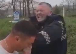 Шок - в Молдове агрессивный задержанный пытался откусить палец полицейскому