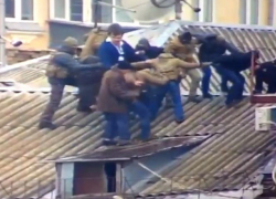 Опубликовано видео, как силовики стаскивали Саакашвили с крыши дома