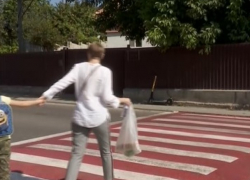 Группа родителей самостоятельно установила пешеходные переходы в Дурлештах и тут же была оштрафована