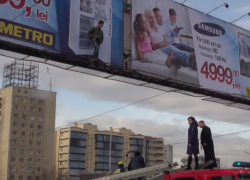 LIVE! Сотрудники полиции и пожарные прямо сейчас пытаются предотвратить попытку суицида