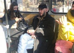 Фрик Саша Райский снова украл дозатор в троллейбусе и спел песенку