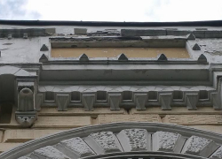 Со здания примэрии Кишинева вновь падает штукатурка