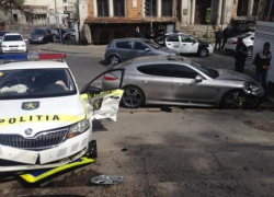 В центре Кишинева столкнулись Porsche и автомобиль полиции