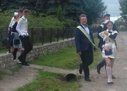 Скандал: украинские выпускницы надели короткие советские платья «из секс-шопа»