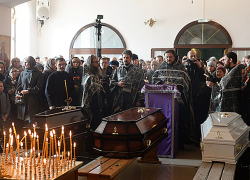 Девочку, мальчика и героиню-учительницу, погибших в "Зимней вишне", похоронили в Кемерово
