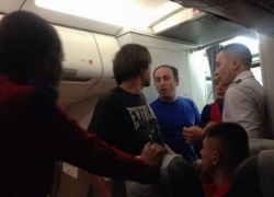 Скандал на рейсе AirMoldova Лондон - Кишинев: пьяный пассажир учинил дебош в салоне, закуривая сигареты и ругаясь с экипажем