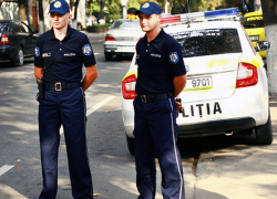 Пьяный водитель врезался в забор патрульной полиции на Старой Почте 