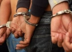 Двое из шести парней, обвиняемых в изнасиловании двух девушек, остаются под стражей